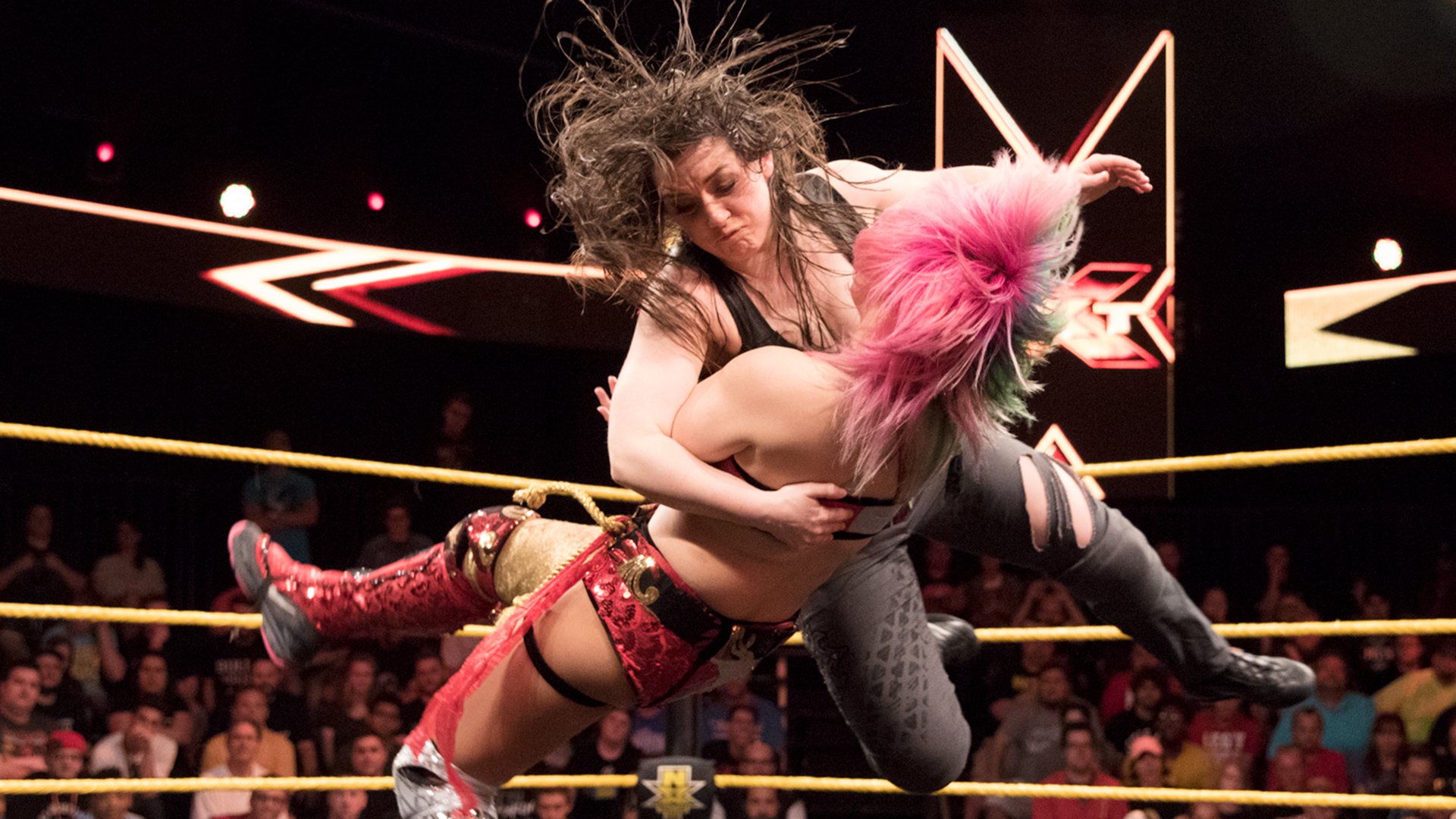 Vs nikki. NXT бой девушки. WWE NXT женщина против мужчины. Asuka бои без правил.